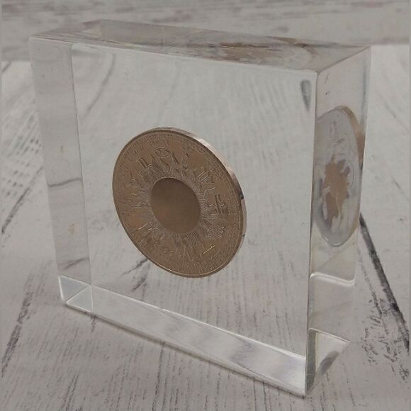 Zodiac Coin Medal Aries Gold-Bronze Lucite Paperweight Vintage Franklin Mint - Picture 12 of 14